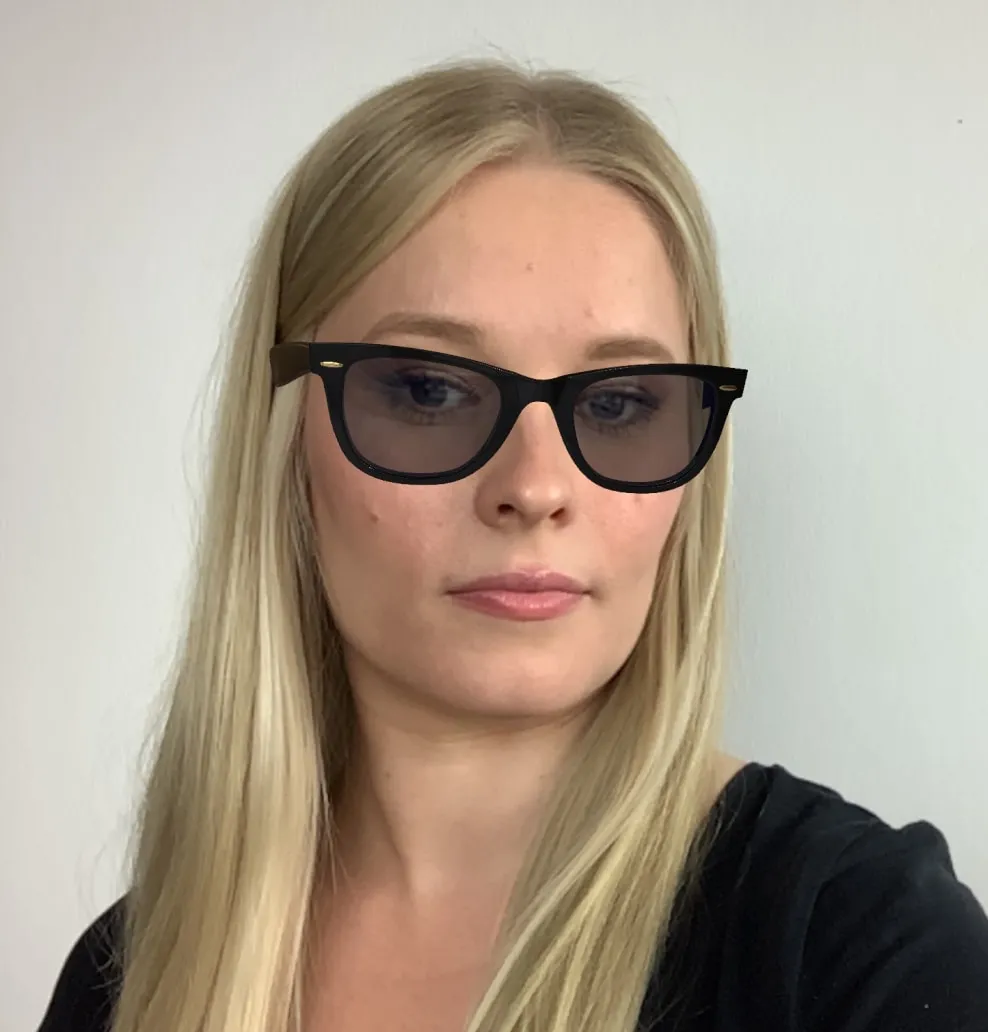 Woman wearing sunglasses in the try-on